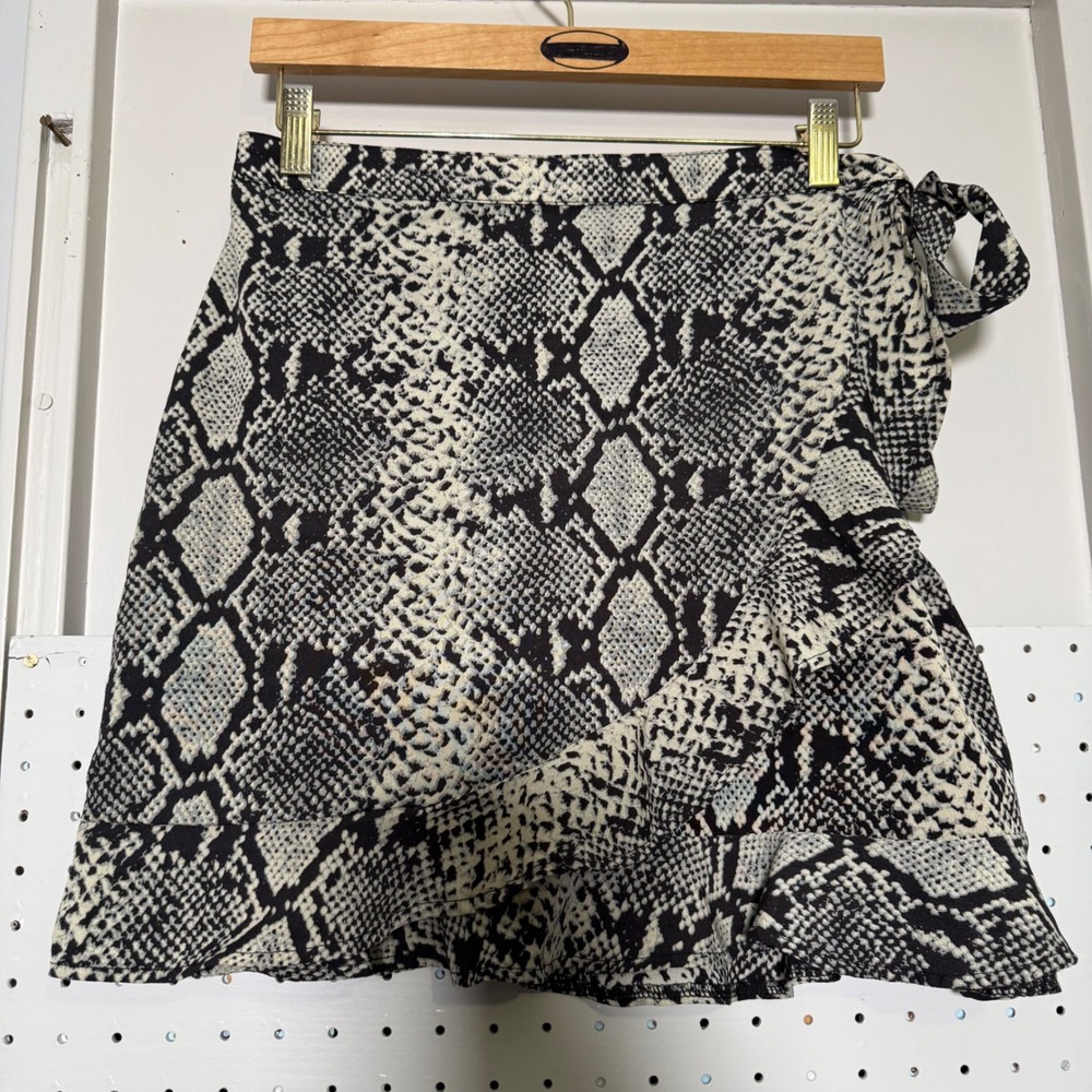 Nasty Gal Collection Snakeskin Print Ruffle Faux Wrap Mini Skirt Grey Black Sz 8